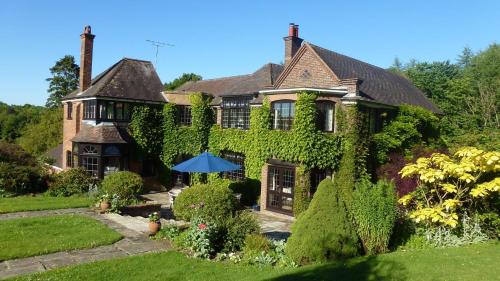 Great Missenden House | The Limes Country House with Heated Pool & Hot Tub