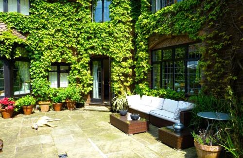 Great Missenden House | The Limes Country House with Heated Pool & Hot Tub