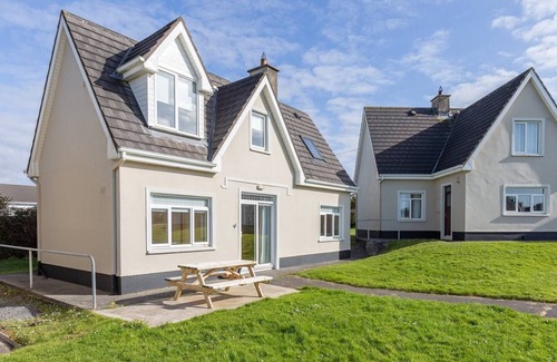 Lahinch House | The Links 04, Amazing Location- Food, Drinks, Surf, & Golf!-4