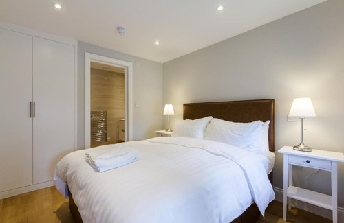 Richmond-upon-Thames Hotel | The Lion Gate Mews
