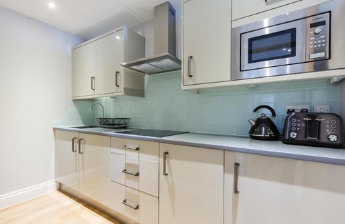 Richmond-upon-Thames Hotel | The Lion Gate Mews