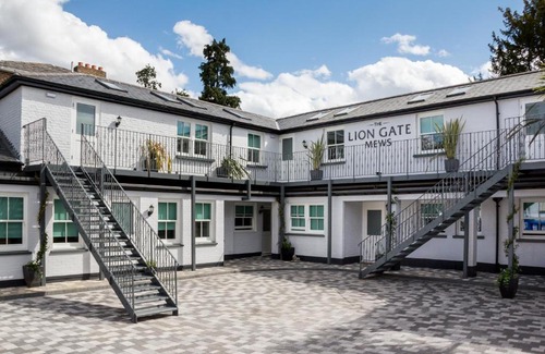 Richmond-upon-Thames Hotel | The Lion Gate Mews
