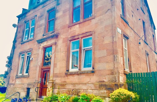 Gourock Apartment | THE LION’S DEN ON ROYAL STREET IN COASTAL GOUROCK.