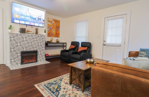 Greensboro Cottage | The lions den walk to coliseum/ 1 min to UNCG / 3 mins to Aquatic center