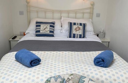 Holyhead Cabin | The Little Boathouse Heated
