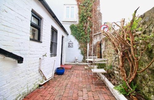 Seaford House | The Little Cottage By Air Premier