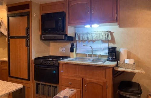 Dandridge RV Rental | The Little Dipper is an adorable & cozy camper located in charming Dandridge TN