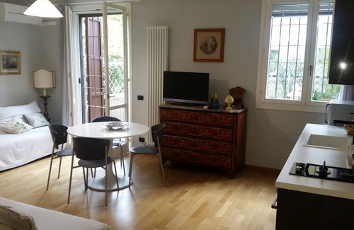 Province of Bologna Apartment | "The Little Garden," Studio apartment, garden and private parking space Airport+Ducati