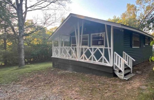 Lewisburg Cabin | The Little Gem- Sleeps 3, 1 bedroom, 1 bath cabin