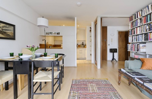 Finsbury Apartment | The Little Library - One Bedroom Apartment, Sleeps 2