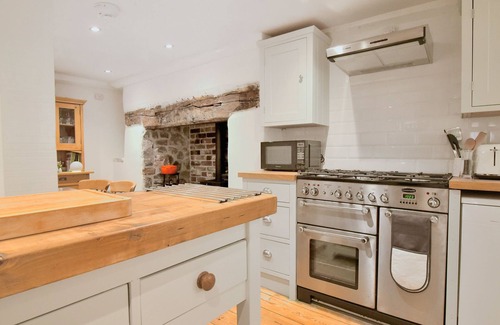 Lyme Regis Cottage | THE LITTLE ROSE, pet friendly, with a garden in Lyme Regis