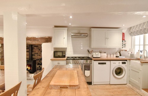 Lyme Regis Cottage | THE LITTLE ROSE, pet friendly, with a garden in Lyme Regis