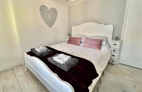 Par House | The Little Seahorse - Newly Renovated Cottage 5mins Walk The Beach with Hot Tub