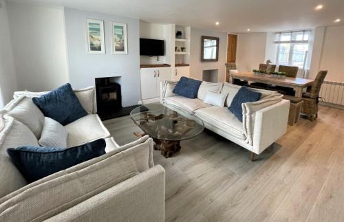 Par House | The Little Seahorse - Newly Renovated Cottage 5mins Walk The Beach with Hot Tub