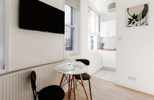 North Kensington Apartment | The Little Venice Hideaway Studio on the Canal !