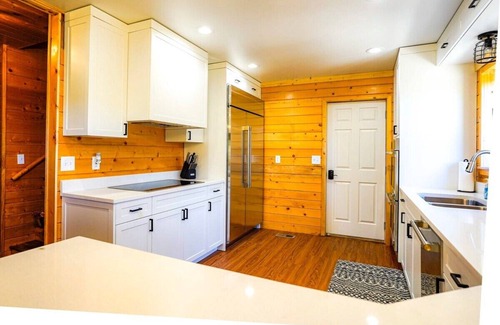 Orderville Cabin | The Lodge at East Zion (sleeps 36) w/Resort Pool