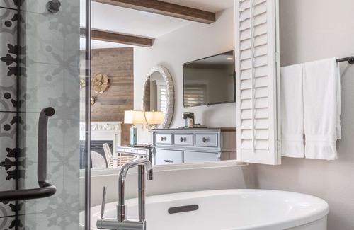Healdsburg Hotel | The Lodge at Healdsburg, Tapestry Collection by Hilton