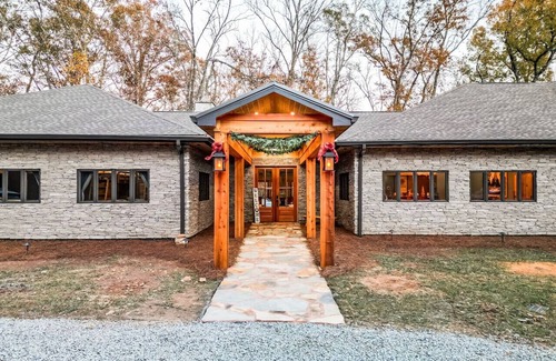 Little Kowaliga Cabin | The Lodge at Lake Martin: Sleeps 35
