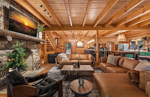 Blairsville Cabin | The Lodge at Shuler Gap - Pet Friendly | Hot Tub | Game Room