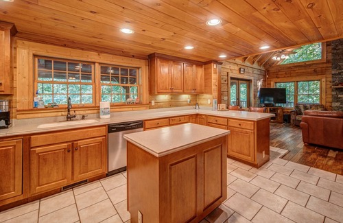 Ellijay Cabin | The Lodge at Summit Ridge North GA Mountain Cabin Sleeps 19 Hot Tub Kids' Room