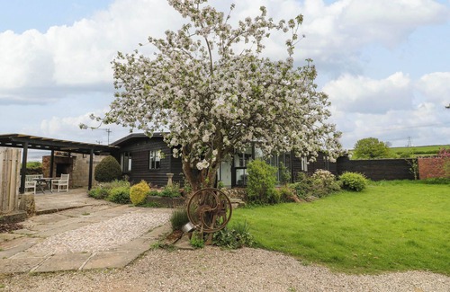 Milford Cottage | THE LODGE AT WILDERSLEY FARM, pet friendly, with hot tub in Belper