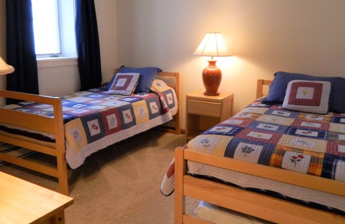 Stowe Area Condo | The Lodge condo at Mt. Mansfield in Stowe - Ski-in / Ski out - Pool - Tennis-A/C