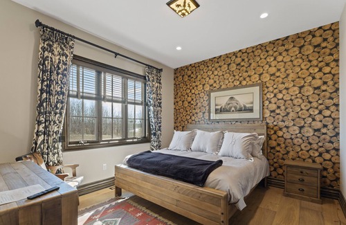 Town of Essex Cabin | The Lodge - Experience Unmatched Luxury at Our Spectacular Location In Harrow