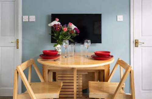 Box Apartment | The Lodge Quaint Georgian Apartment, Wifi and Parking, near Bath