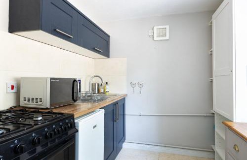 Box Apartment | The Lodge Quaint Georgian Apartment, Wifi and Parking, near Bath