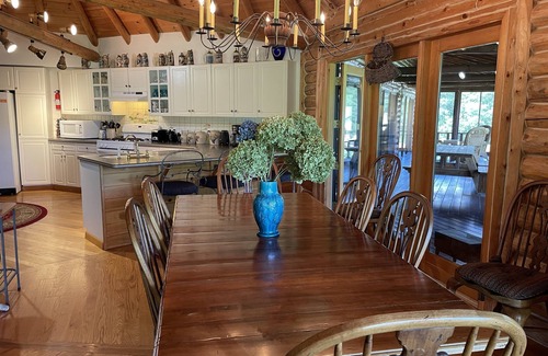 Maryland House | The Lodge, Unique log cabin, private lake, near Dreams Park + All Star Village