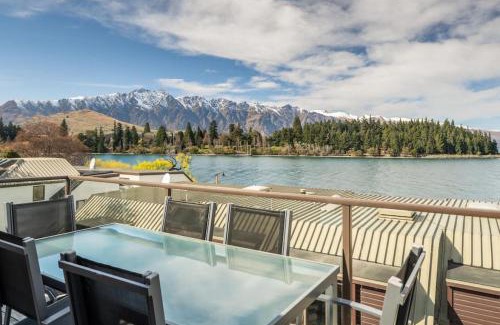 Queenstown Apartment | The Lodges 9 - Lake Front Views and Walk to Town