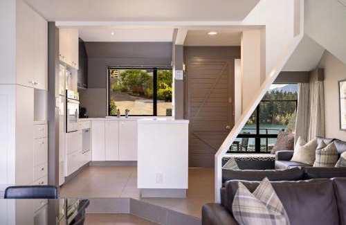 Queenstown Apartment | The Lodges 9 - Lake Front Views and Walk to Town