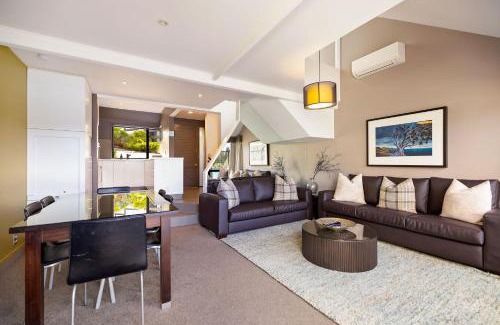 Queenstown Apartment | The Lodges 9 - Lake Front Views and Walk to Town