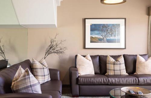 Queenstown Apartment | The Lodges 9 - Lake Front Views and Walk to Town