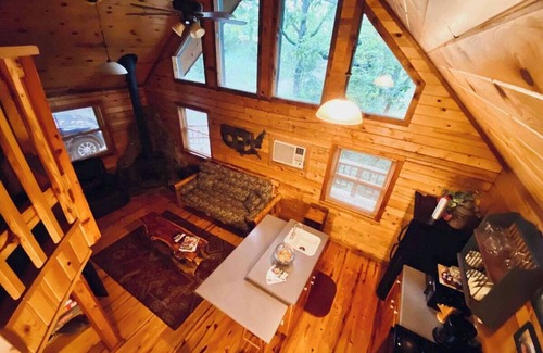 Eureka Springs Cabin | The Loft at Bear Mountain with Hottub