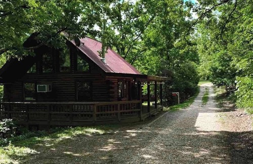 Eureka Springs Cabin | The Loft at Bear Mountain with Hottub