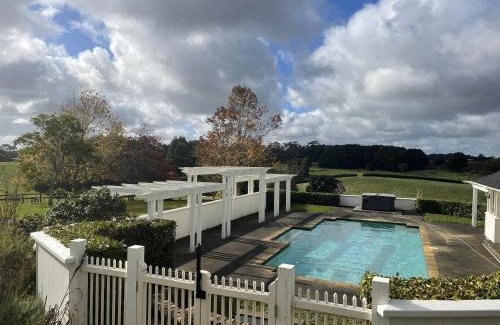 Auckland Bed & Breakfast | The Loft at Henton Lodge