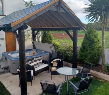 Coleraine Apartment | The Loft at Rock Cottage with hot tub