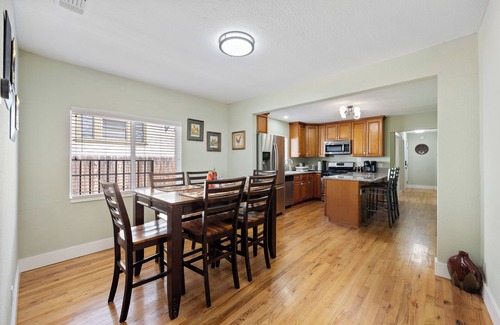 North Oak Park House | The Loft Nest, 2-bedroom, up to 6 Gustsn7 Minutes' Walk to UC Davis Medical Ctr.
