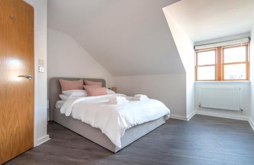 Nightingale Apartment | The Loft - Spacious Luxury 2 bed 2 bath with FREE Secure Parking and tube close by