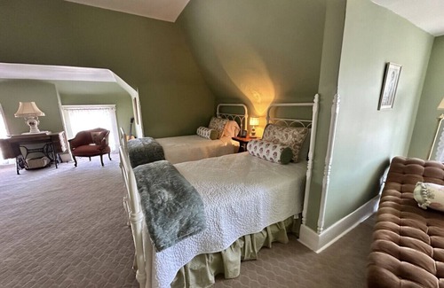 Guthrie Bed & Breakfast | The Logan Room at The Judges Chambers