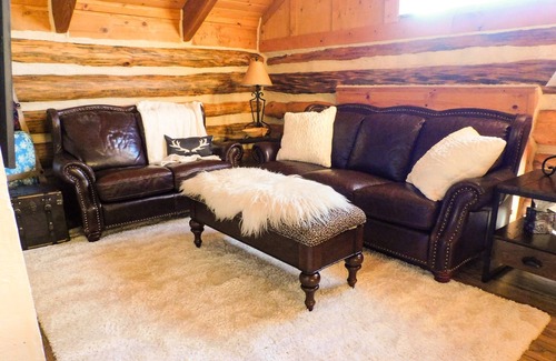 Florissant Cabin | The Logs at Deer Ridge: Luxurious Cabin near Wolf Refuge. Mnt Views! New 2 VRBO!