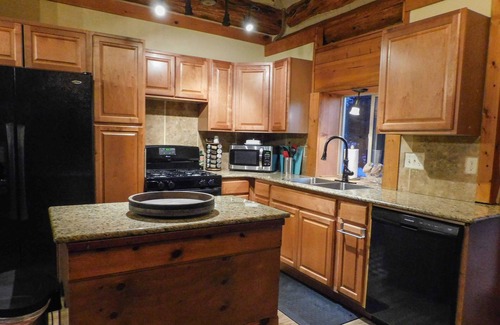 Florissant Cabin | The Logs at Deer Ridge: Luxurious Cabin near Wolf Refuge. Mnt Views! New 2 VRBO!