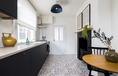 Cathedrals House | The London Bridge Escape - Stylish 2BDR House in the Heart of London