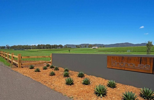 Pokolbin Apartment | The Longhouse - Suite 2 - Iconic Hunter Valley property, 2 en-suite bedrooms and vineyard views