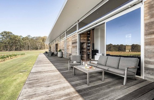 Pokolbin Apartment | The Longhouse - Suite 2 - Iconic Hunter Valley property, 2 en-suite bedrooms and vineyard views