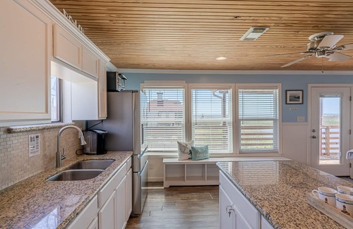 Surfside Beach House | "The Look-Out" Beach View Get-Away SUMMER 2024 BOOKING NOW!