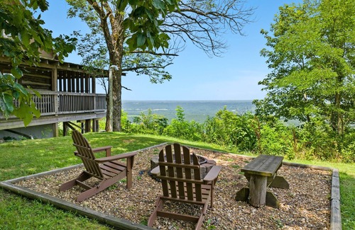 Mentone Cabin | The Lookout at Mentone-log cabin with hot tub & amazing views!