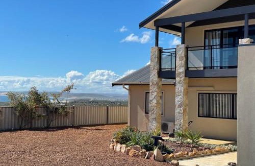 Kalbarri House | The Lookout Kalbarri AMAZING VIEWS - FREE WIFI & NETFLIX