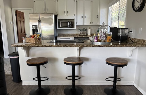 Fallbrook House | The Lookout King Bed! Min away from Wineries, Wedding, venues! Fresh eggs!